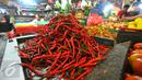Salah satu kios penjual cabai di kawasan Tangerang, Jumat (6/1). Melonjaknya harga cabai dikarenakan curah hujan yang cukup tinggi yang terjadi saat ini. (Liputan6.com/Angga Yuniar)
