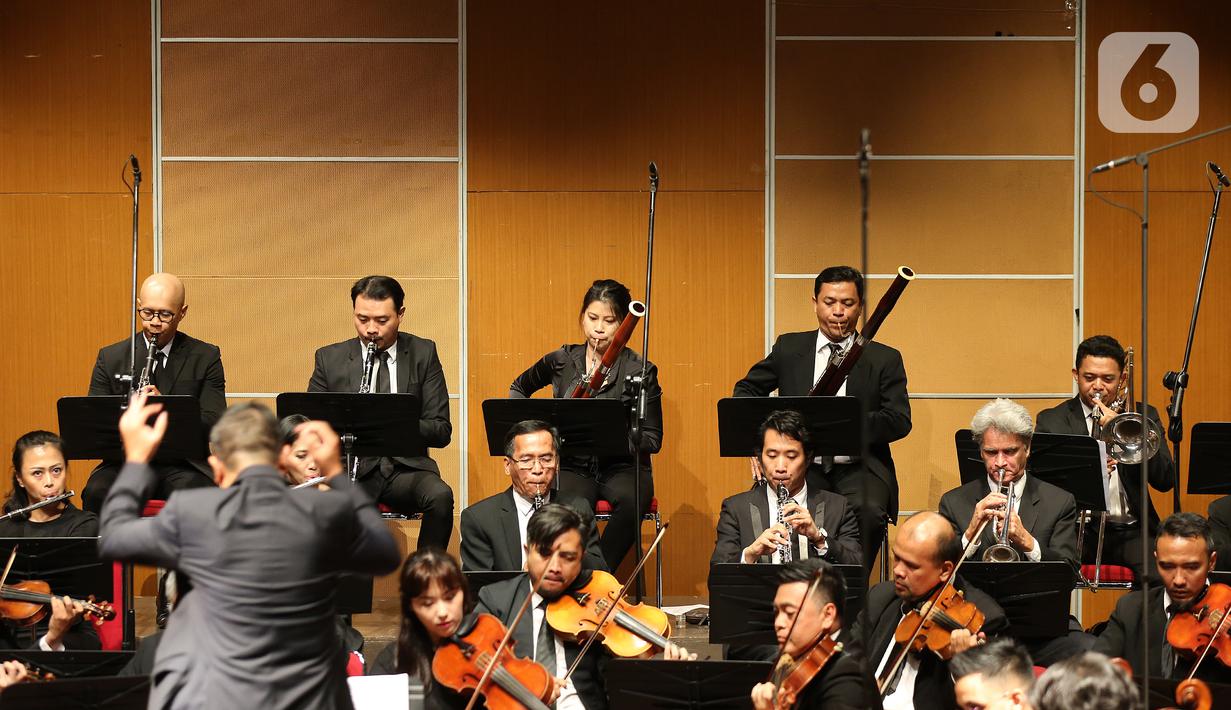 Sebuah konser klasik Love, God, and My Home dipersembahkan Jakarta Concert Orchestra (JCO) tampil di Usmar Ismail Hall, Jakarta, Miggu (6/10/2019). Orkestra dengan konduktor Avip Priatna membawakan dua karya Henryk Wieniawski (Polandia) dan Antonin Dvořák (Cekoslovakia). (Liputan6.com/Fery Pradolo)