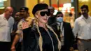 <p>Selebritas Amerika Serikat Paris Hilton melambai kepada fotografer saat tiba di Bandara Internasional Chhatrapati Shivaji, Mumbai, India, 19 Oktober 2022. Paris Hilton terlihat cantik dalam pakaian hitam kasual. (AP Photo/Rafiq Maqbool)</p>