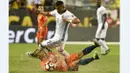 Pemain Cile, Francisco Silva (bawah), berebut bola dengan pemain Kolombia, Roger Martinez, pada laga semifinal Copa America Centenario 2016 di Stadion Soldier Field, Chicago, AS, Kamis (23/6/2016) pagi WIB. (AFP/Nicholas Kamm)