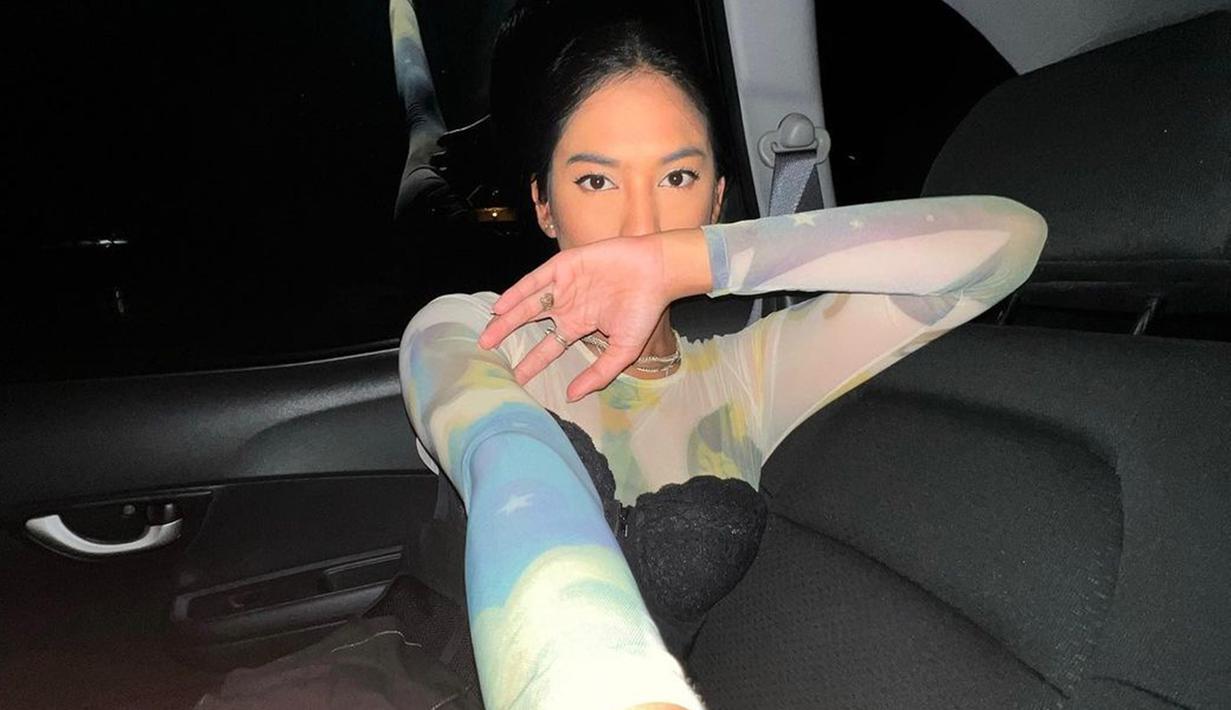 Selfie merupakan gaya berfoto yang sering dilakukan oleh tak sedikit orang, begitu juga dengan Taskya Namya. Selain unggah potret dirinya dengan full body, artis kelahiran 11 Juni 1994 juga cukup sering unggah foto selfie. Selain wajahnya, tatanan rambut hingga ekspresi yang dipamerkannya juga curi perhatian. (Liputan6.com/IG/@taskyanamya)