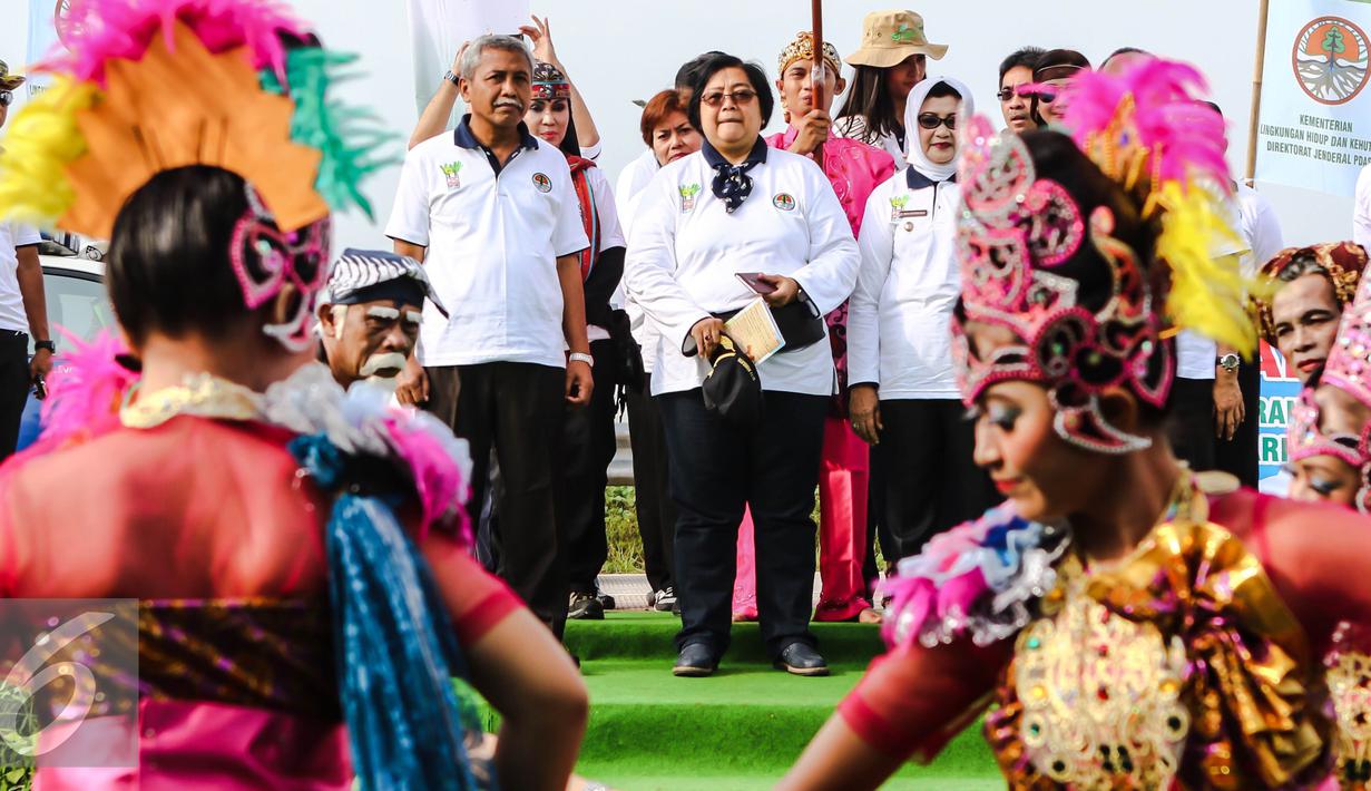Menteri Lingkungan Hidup dan Kehutanan Siti Nurbaya disambut tarian daerah pada kegiatan penanaman 300 pohon di Intercharge Subang KM. 109 Tol Cipali, Sabtu (19/3). (Liputan6.com/Fery Pradolo)