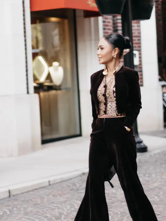 Ia pun juga kenakan vest batik dengan outer velvet yang trendy [@yunishara36]