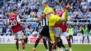 Penjaga gawang Arsenal, Aaron Ramsdale (kiri), berhasil menghalau bola serangan dari pemain Newcastle United dalam laga pekan ke-35 Premier League 2022/2023 yang berlangsung di St James Park, Minggu (7/5/2023). (AP Photo/Jon Super)