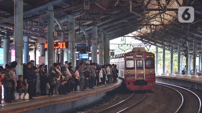 Calon penumpang menunggu kedatangan KRL di Stasiun Juanda, Jakarta, Rabu (20/11/2019). PT KCI akan menambah perjalanan KRL mulai 1 Desember yang disesuaikan dengan Gapeka 2019 guna meningkatkan pelayanan dan mendorong masyarakat menggunakan transportasi publik. (merdeka.com/Iqbal S. Nugroho)