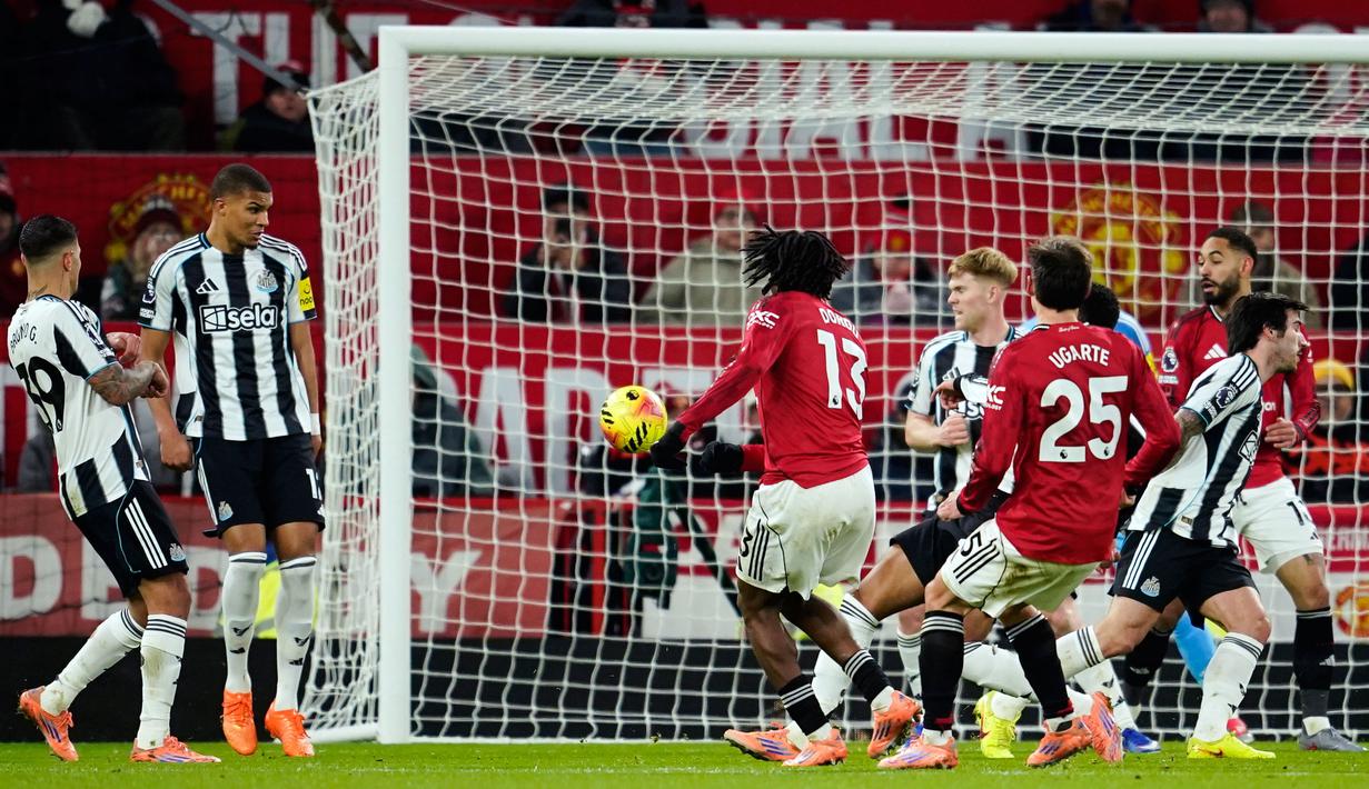 Pemain Manchester United, Patrick Dorgu melakukan tendangan first time saat mencetak gol ke gawang Newcastle dalam laga bertajuk Boxing Day Liga Inggris 2025/2026 di Old Trafford, Manchester, Inggris, Jumat (26/12/2025) waktu setempat. (AP Photo/Dave Thompson)