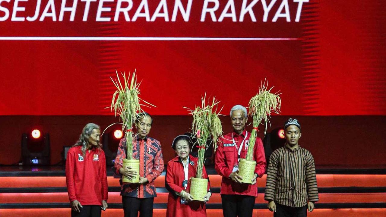Pada momen tersebut, Megawati, Jokowi dan Ganjar menerima bibit benih padi Mari Sejahterahkan Petani (MSP).