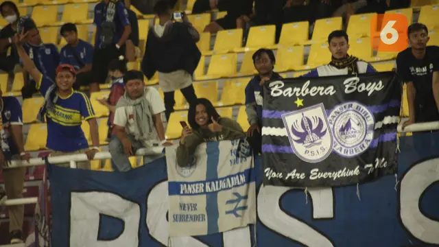 Galeri Suporter PSIS Semarang Laga Lawan Persita Tangerang di Stadion Manahan Solo
