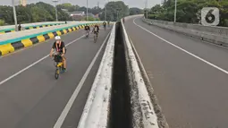 Warga bersepeda saat Car Free Day (CFD) di Jalan Layang Non Tol Antarasari, Jakarta, Minggu (28/6/2020). Pemprov DKI Jakarta menggelar HBKB atau CFD di 32 lokasi baru untuk menggantikan HBKB yang ditiadakan di Jalan Sudirman-Thamrin. (Liputan6.com/Herman Zakharia)