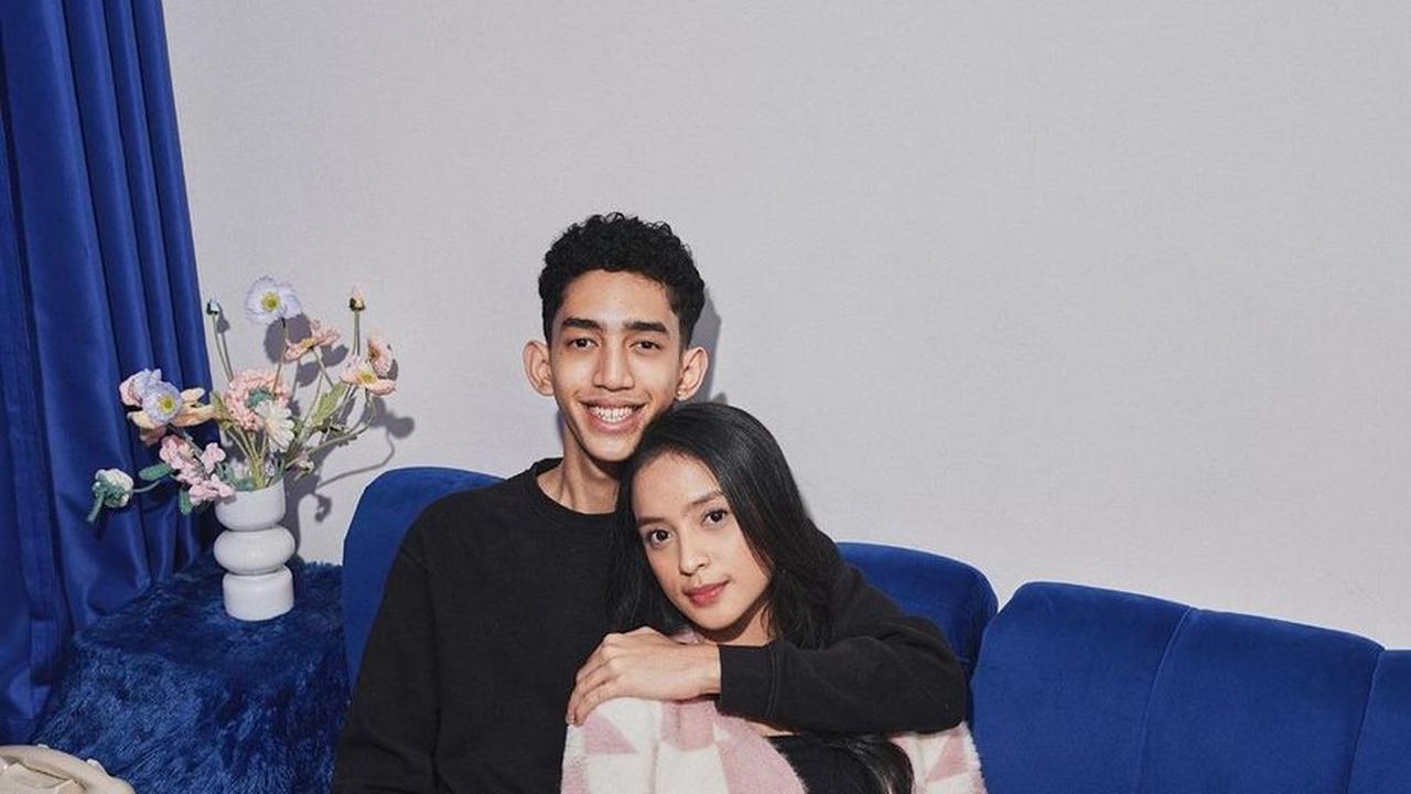 Potret Haru Putri Cantik Dede Yusuf Menangis di Makam Sang Kekasih yang Meninggal di Usia Muda