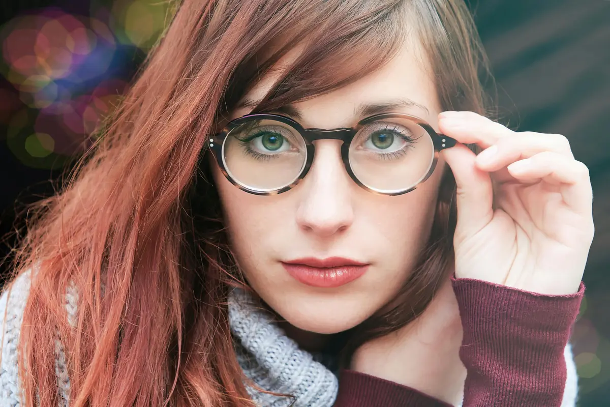 Ilustrasi Berkacamata//copyright pexels/Nicola Giordano