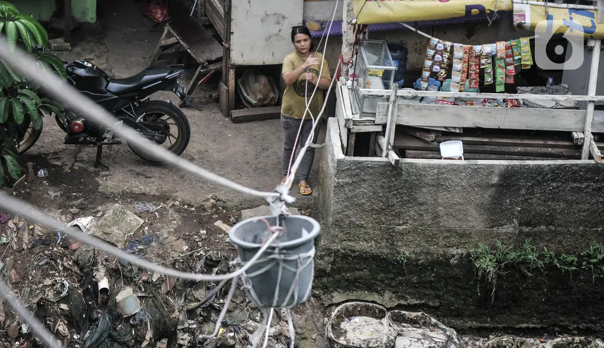 Pedagang saat melayani pembeli di salah satu warung kerek di Kuningan Barat, Mampang Prapatan, Jakarta Selatan, Rabu (25/5/2022). Setelah sempat terpuruk akibat pandemi Covid-19, warung kerek yang berada di tepi Kali Mampang ini kembali menggeliat. Agus (42), salah satu pedagang mengungkapkan akibat pandemi penjualan makanan di warung kerek merosot hingga 70 persen. (merdeka.com/Iqbal S Nugroho)