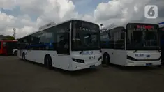 Bus listrik Transjakarta saat peluncuran uji coba bus tersebut di Pool Transjakarta, Terminal Kampung Rambutan, Jakarta, Rabu (8/6/2022). Pemprov DKI meluncuran tiga buah bus listrik Transjakarta merek Zhongtong, Skywell, dan Golden Dragon untuk diujicobakan. (merdeka.com/Imam Buhori)