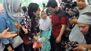 "Kayaknya sih mungkin jatuh di kamar mandi, saya kan tadi tidur terus saya kaget, saya bilang sama Melati, 'Melati tuh lihat nenek jatuh apa nggak?' kata dia (Melati) nggak," kata Maya. (Nurwahyunan/Bintang.com)