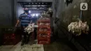Pedagang membawa ayam siap potong yang dipesan pembeli di tempat pemotongan saat pandemi COVID-19 di kawasan Kebayoran Lama, Jakarta, Jumat (29/1/2021). Saat ini harga ayam ras di tingkat konsumen berkisar Rp 27.000 per kilogram. (Liputan6.com/Johan Tallo)