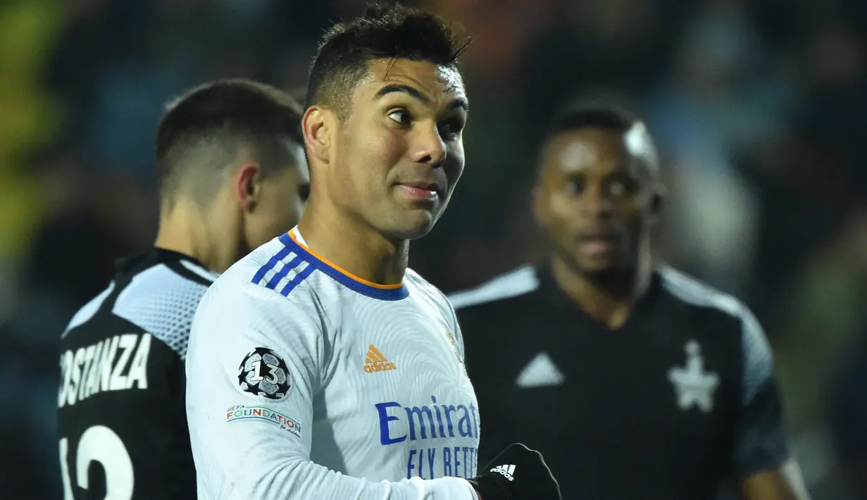 9. Casemiro merupakan salah satu gelandang bertahan terbaik yang dimiliki Real Madrid. Pemain berpaspor Brasil ini bahkan telah mempersembahkan tiga trofi Liga Champions saat berseragam Los Blancos. Gaji yang diterimanya saat ini sama dengan yang diterima oleh Marco Asensio yakni 189 ribu Euro per pekan atau 2,9 miliar rupiah. (AFP/Sergei Gapon)