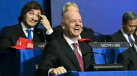 (Kiri/Kanan) Presiden Argentina, Javier Milei, dan Presiden FIFA, Gianni Infantino, menghadiri pertemuan perdana "Board of Peace" yang diselenggarakan oleh Presiden AS, Donald Trump, di Institute of Peace AS di Washington, DC, pada 19 Februari 2026. (SAUL LOEB/AFP)