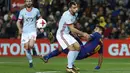 Aksi pemain Barcelona, Luis Suarez (kanan) berebut bola dengan pemain Celta Vigo pada laga Copa del Rey di Camp Nou stadium, Barcelona, (11/1/2018). Barcelona menang 5-0 atas Celta Vigo. (AP/Manu Fernandez)