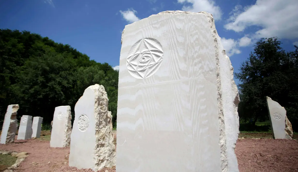 Instalasi dari zaman megalitik yang berada di "Piramida Matahari Bosniai", di taman arkeologi, Visoko, Bosnia dan Herzegovina, (2/8). Piramida Matahari ini diperkirakan tertinggi di dunia karena memiliki tinggi 220 meter. (REUTERS/Dado Ruvic)