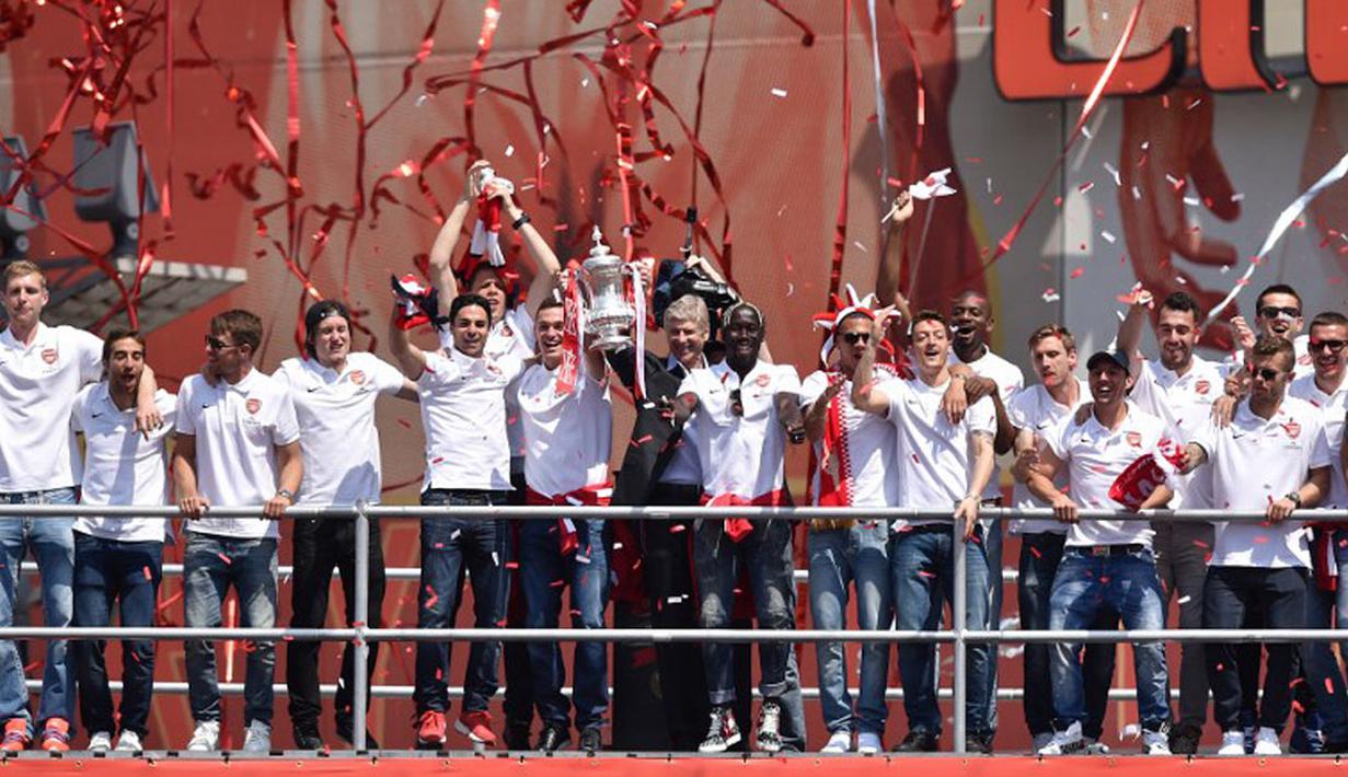 Selebrasi kemenangan pemain Arsenal usai merengkuh gelar juara Piala FA 2014 di luar stadion Emirates, London, (18/5/2014). (AFP PHOTO/Leon Neal)