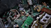 Beberapa sampah PCB dari komponen perangkat elektronik dari proses pemilihan di kawasan Bantargebang, Kota Bekasi. (Gempur M Surya/Liputan6.com)