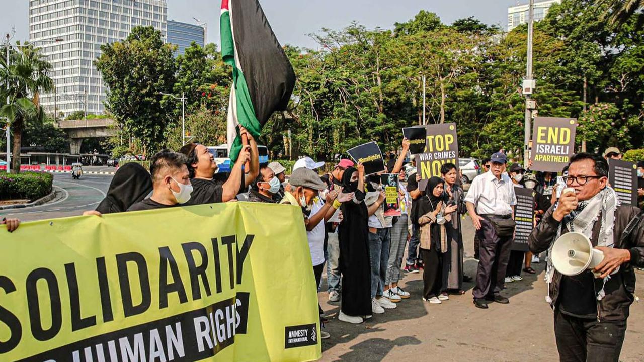 Massa dari Amnesty International Indonesia dan aktivis Hak Asasi Manusia (HAM) menggelar aksi unjuk rasa di depan Gedung Kedutaan Amerika Serikat, Jakarta, Jumat (27/10/2023).&nbsp;