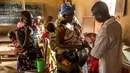 Ibu-ibu beserta anaknya menunggu pembagian jatah makanan untuk memperbaiki gizi mereka saat mengikuti program pencegahan kurang gizi disponsori oleh World Food Program di Pusat kesehatan di Mbau, Republik Demokratik Kongo (15/11). (AFP/ Eduardo Soteras)