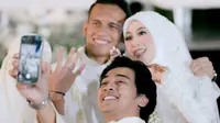 Kebahagiaan Abidzar Al-Ghifari putra mendiang Ustaz Jefri Al Buchori setelah kakaknya, Adiba Khanza, menikah dengan Egy Maulana Vikri. (Via Stories Instagram @antzcreator)