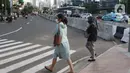 Pejalan kaki melintasi lajur penyebrangan Jalan Jenderal Sudirman, Jakarta, Rabu (23//9/2020). Menteri Keuangan Sri Mulyani Indrawati memastikan ekonomi nasional resesi pada kuartal III-2020, perekonomian Indonesia akan mengalami kontraksi hingga minus 2,9 persen. (Liputan6.com/Helmi Fithriansyah)