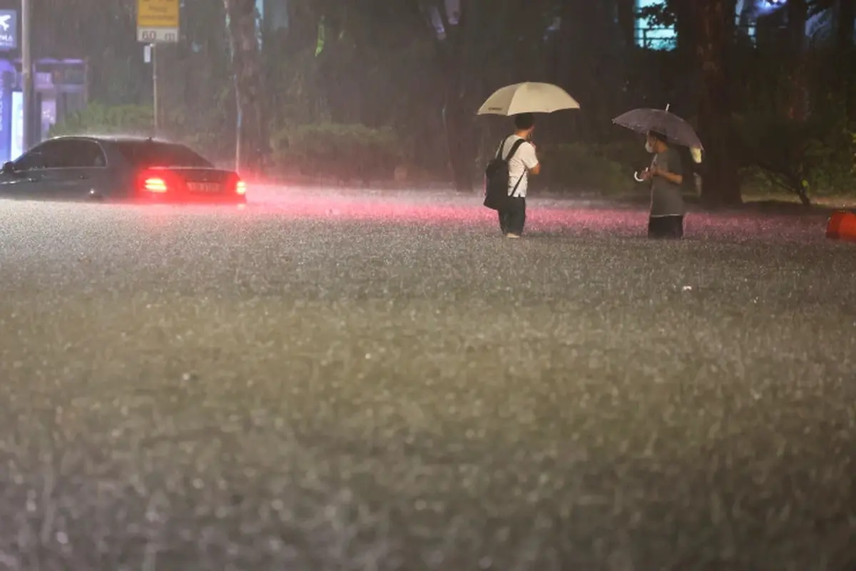Sebuah kendaraan terendam di jalan yang banjir di Seoul, Senin, 8 Agustus 2022. Hujan lebat mengguyur ibu kota Korea Selatan, mengubah jalan-jalan Distrik Gangnam menjadi sungai. (Hwang Kwang-mo/Yonhap via AP) Baca Lebih Sedikit