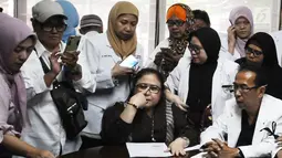Pengacara Elza Syarief bersama Komunitas Kesehatan Peduli Bangsa memberi keterangan pers terkait meninggalnya petugas KPPS, Panwaslu, dan polisi saat Pemilu 2019, Jakarta, Kamis (9/5/2019). Mereka meminta pemerintah menyatakan perlunya pemasangan bendera setengah tiang. (Liputan6.com/HermanZakharia)