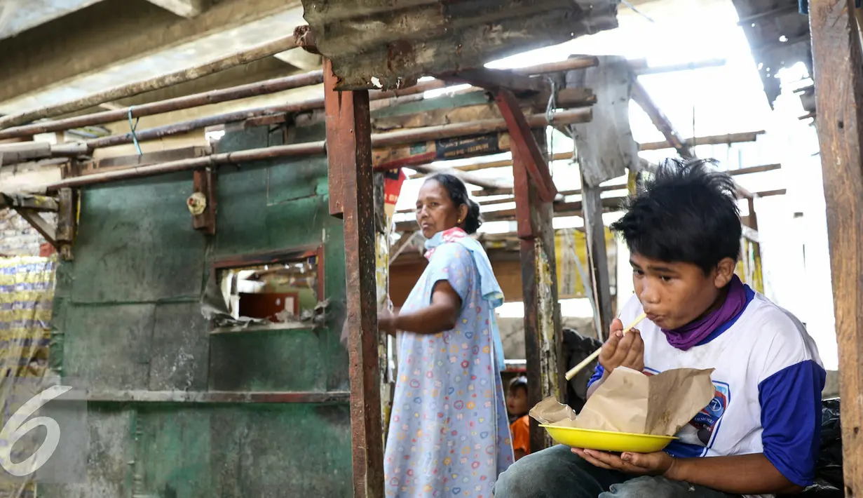 Seorang anak tengah menikmati sebungkus mie yang menjadi makan siang terakhirnya di rumahnya, Jakarta, Rabu (2/3). Pemprov DKI membongkar 385 bangunan tersebut berdasarkan Perda No 8 Tahun 2007 tentang ketertiban umum. (Liputan6.com/Yoppy Renato)
