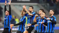 Para pemain Inter Milan merayakan setelah mengalahkan Verona pada pertandingan sepak bola Liga Italia di Stadion San Siro, Milan, Italia, 14 Januari 2023. Inter Milan mengalahkan Verona dengan skor 1-0. (AP Photo/Luca Bruno)