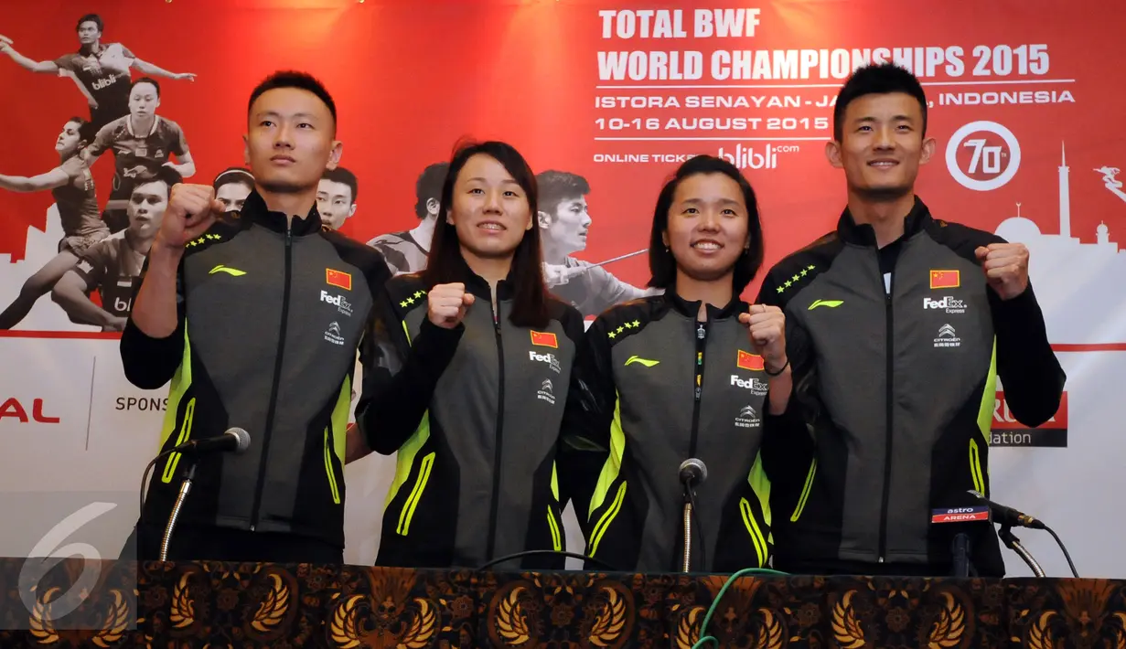 Pebulutangkis Tiongkok Zhang Nan, Zhao Yunlei, Tian Qing, dan Chen Long (kiri ke kanan) mengepalkan tangan usai konferensi pers jelang Kejuaraan Dunia Bulutangkis di Jakarta. Minggu (9/8/2015). (Liputan6.com/Helmi Fithriansyah)
