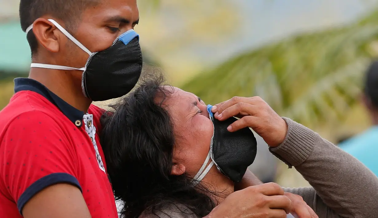 Seorang wanita menangis saat upacara pemakaman korban banjir dan tanah longsor di Mocoa, Kolombia, (3/4). Bencana tanah longsor tersebut disebabkan hujan deras yang terus mengguyur sejumlah kawasan di Kolombia. (AP Photo / Fernando Vergara)