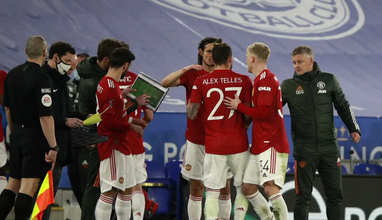 Pelatih Manchester United, Ole Gunnar Solskjaer (kanan) memberikan instruksi kepada para pemainnya saat bertanding melawan Leicester City pada pertandingan perempat final Piala FA di Stadion King Power, Inggris, Senin (22/3/2021). Leicester City menang atas MU 3-1. (AP Photo/Ian Walton, Pool)