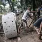 Pekerja menyelesaikan pembangunan sumur resapan di RPTRA Meruya Utara, Jakarta, Selasa (25/1/2022). Pembangunan 100 titik sumur resapan ini bertujuan untuk mengantisipasi banjir yang kerap terjadi di wilayah tersebut. (merdeka.com/Iqbal S. Nugroho)