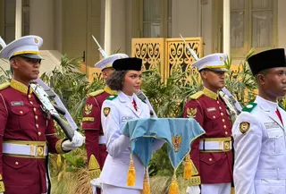 Neeltje Deliana Insjowi Werimon, perwakilan Provinsi Papua, dipercaya sebagai pembawa bendera Merah Putih