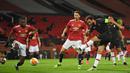 Bek Granada, German Sanchez (kanan) melepaskan tendangan ke gawang Manchester United dalam laga leg kedua perempatfinal Liga Europa 2020/2021 di Old Trafford Stadium, Manchester, Kamis (15/4/2021). Granada kalah 0-2 dari Manchester United. (AFP/Oli Scarff)