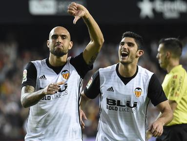 Striker Valencia, Simone Zaza, melakukan selebrasi usai mencetak gol ke gawang Sevilla pada laga La Liga Spanyol di Stadion Mestalla, Sabtu (21/10/2017). Valencia menang 4-0 atas Sevilla. (AFP/Jose Jordan)