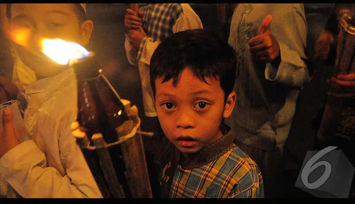 Pawai obor ini menjadi hiburan tersendiri dan menjadi tradisi yang ditunggu-tunggu oleh para bocah di di Matraman, Jakarta (Liputan6.com/Faizal Fanani)