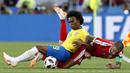 Pemain Brasil, Willian (kiri) berebut bola dengan pemain Serbia, Aleksandar Kolarov pada laga grup E Piala Dunia 2018 di Spartak Stadium, Moskow, Rusia, (27/6/2018). Brasil menang 2-0. (AP/Rebecca Blackwell)