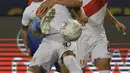 Bek timnas Paraguay, Alberto Espinola dan gelandang Peru, Christian Cueva berebut bola pada perempat final Copa America 2021 di Estadio Olimpico Pedro Ludovico, Brasil, Sabtu (3/7/2021) dini hari WIB. Peru mengalahkan Paraguay dalam drama adu penalti dengan skor 4-3. (NELSON ALMEIDA / AFP)