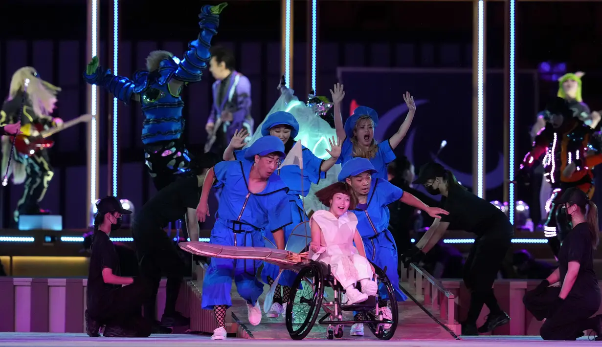 Penghibur tampil dalam upacara pembukaan Paralimpiade 2020 di Stadion Nasional Tokyo, Selasa, 24 Agustus 2021. (AP Photo/Eugene Hoshiko)