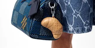 Bukan hanya menambah estetika, LV Croissant Bag Charm berfungsi ganda sebagai kantong mini. Harganya sendiri mencapai Rp15,3 juta. [Dok/louisvuitton.co.id].