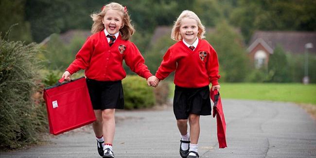 Dengan seragam yang sama dan bergandengan tangan, sepintas Daisy dan Ruby ini seperti saudara kembar. | Foto: copyright dailymail.co.uk