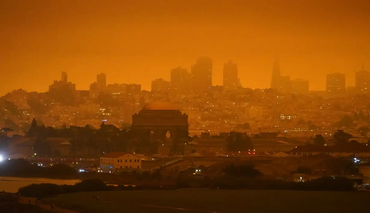 Pemandangan kabut asap yang menyelimuti San Francisco, Amerika Serikat, Rabu (9/9/2020). Kebakaran hutan di seluruh Barat mengakibatkan langit San Francisco hingga Seattle berwarna oranye yang menakutkan. (AP Photo/Eric Risberg)