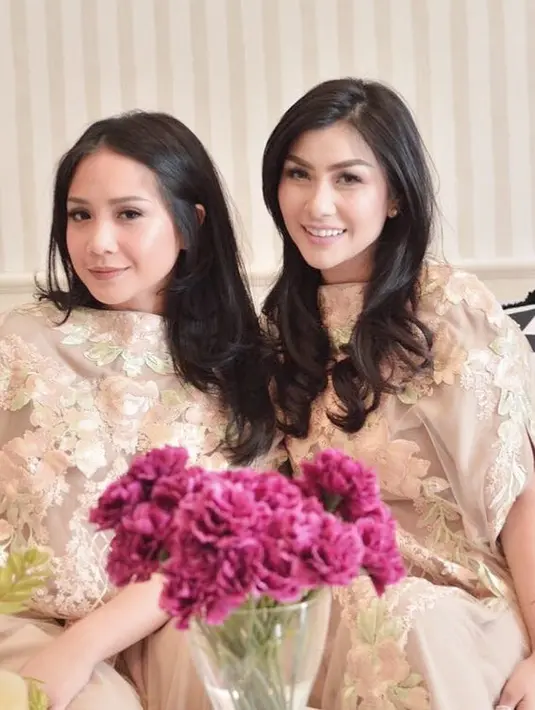 Nah  kalau yang satu ini tampilan Gigi sebelum acara pengajian dimulai. Ibunda Rafathar ini tengah foto bersama adik iparnya, Nisya Ahmad. Keduanya sangat memesona dengan memakai baju yang sama. (Instagram)