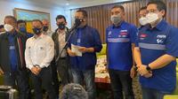 Ketua MPR RI yang juga ketua PP IMI Bamsoet memberikan keterangan kepada media sebelum kunjungi sirkuit Mandalika untuk MotoGP 2021 (istimewa)