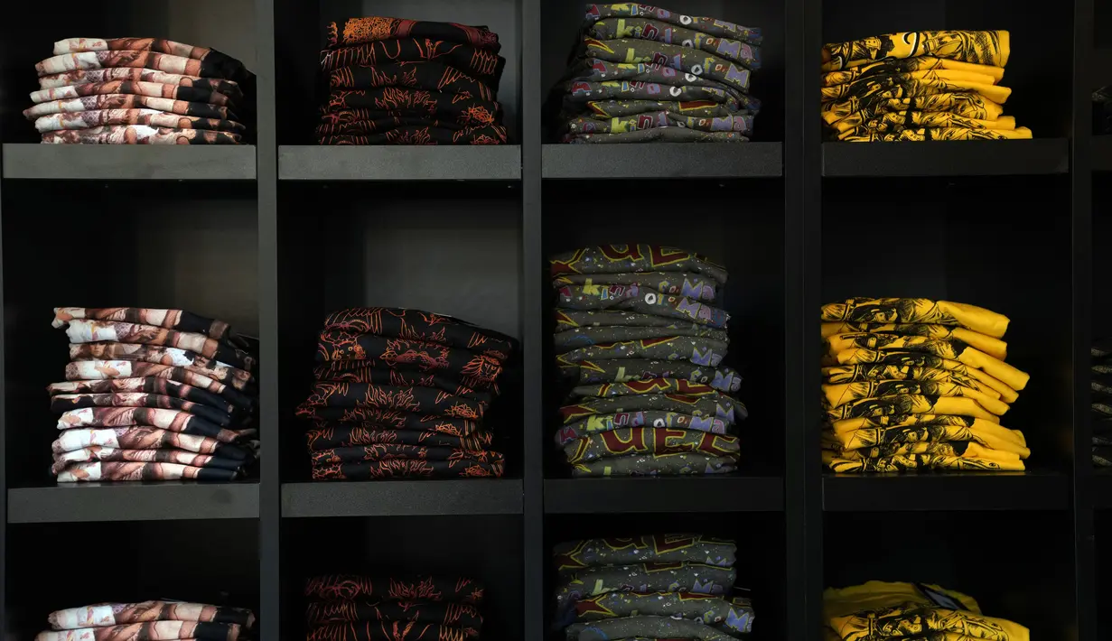 Merchandise resmi grup rock legendaris Inggris Queen dijual di toko baru mereka sebelum dibuka di London, Senin (27/9/2021). Band legendaris Queen membuka toko pop-up di Carnaby Street yang bersejarah pada pekan ini untuk menandai lima dekade mereka di kancah musik. (AP Photo/Alastair Grant)